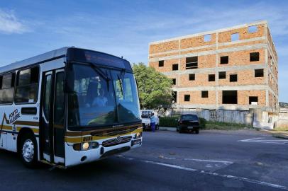  

PORTO ALEGRE, RS, BRASIL, 03/12/2012, 19h: prédio inacabado na sede da Carris (Foto Félix Zucco/Agência RBS).