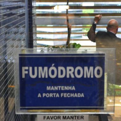  PORTO ALEGRE, RS, BRASIL 17H No Tribunal de Justiça do Rio Grande do Sul, um fumódromo ainda funciona na parte interna do prédio. (FOTO:JEAN SCHWARZ/ZERO HORA)