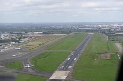  Pista do Aeroporto Salgado Filho , que poderá ser ampliada .OBS-FOTO ESPECIAL PARA INFORME ESPECIAL