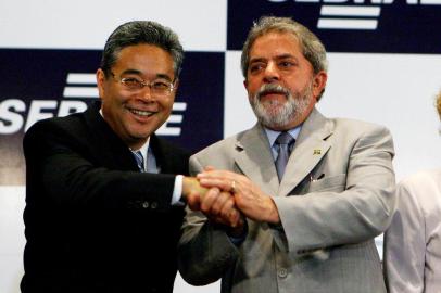 #PÁGINA:12  LULA/POSSE/SEBRAE NACIONAL - O novo diretor presidente do Sebrae, Paulo Okamotto cumprimente o presidente Lula, durante solenidade de posse do diretor presidente do Serviço Brasileiro de Apoio às Micro e Pequenas Empresas (Sebrae), Paulo Okamotto. No hotel Blue Tree. 18-01-05. FOTO DIGITAL: RAFAEL NEDDERMEYER/AGENCIA ESTADO/AE Fonte: AE Fotógrafo: RAFAEL NEDDERMEYER