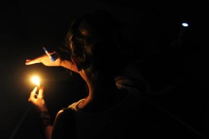  

Falta de luz há mais de 36 horas devido ao temporal causa transtornos para moradores de Porto Alegre. Na foto, moradores de prédio sem energia e sem água.