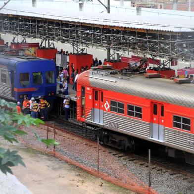 Dois trens da CPTM (Companhia Paulista de Trens Metropolitanos) colidem na manhã desta terça-feira (18) na estação Francisco Morato, na Grande São Paulo, deixando passageiros feridos. Em nota, assessoria da CPTM informou que um trem vazio manobrava no pátio da estação quando se chocou contra uma composição que levava passageiros, e que estava parada na plataforma (sentido estação da Luz)