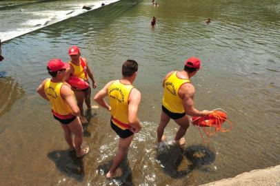  Os bombeiros fizeram, no dia de ontem, o último exercício simulado da operação golfinhos na região, em Nova Palma.A partadir dessa sexta-feia, os veranistas vão poder aproveitar com mais segurança 11 balneários da região .