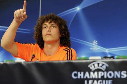 FC Chelsea Brazilian defender David Luiz speaks during a press conference at Luz Stadium in Lisbon on March 26, 2012, on the eve of their UEFA Champions League football match against SL Benfica. AFP PHOTO/ FRANCISCO LEONG