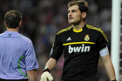 142770011Real Madrid's goalkeeper and captain Iker Casillas  reacts after losing the penalty shoot out during the UEFA Champions League second leg semi-final football match Real Madrid against Bayern Munich at the Santiago Bernabeu stadium in Madrid on April 25, 2012.    AFP PHOTO / CHRISTOF STACHEEditoria: SPOLocal: MadridIndexador: CHRISTOF STACHESecao: SoccerFonte: AFPFotógrafo: STF