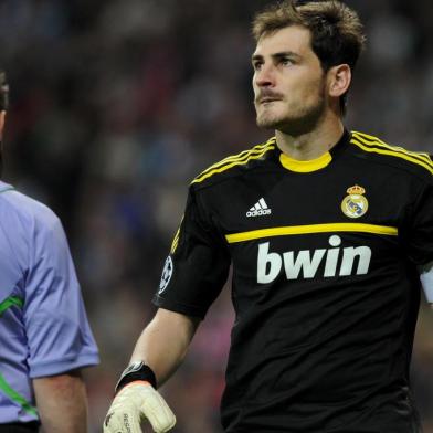 142770011Real Madrid's goalkeeper and captain Iker Casillas  reacts after losing the penalty shoot out during the UEFA Champions League second leg semi-final football match Real Madrid against Bayern Munich at the Santiago Bernabeu stadium in Madrid on April 25, 2012.    AFP PHOTO / CHRISTOF STACHEEditoria: SPOLocal: MadridIndexador: CHRISTOF STACHESecao: SoccerFonte: AFPFotógrafo: STF