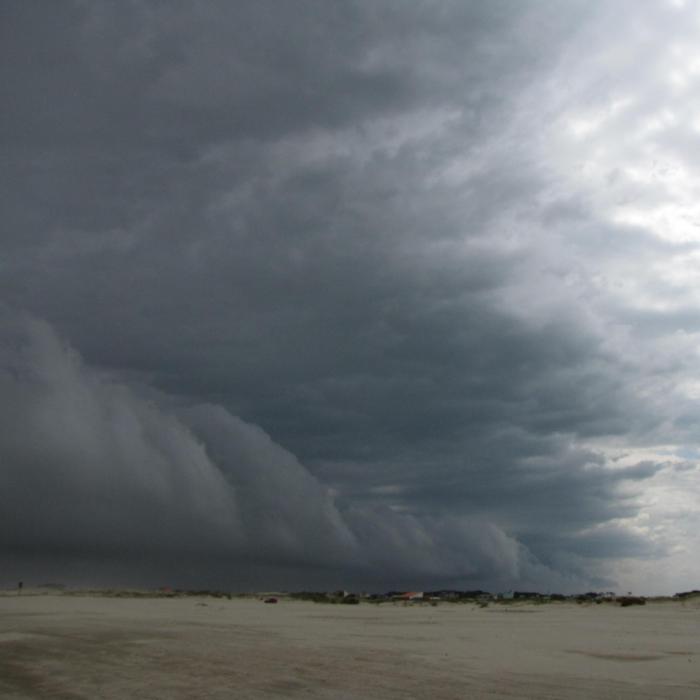 Temporal acompanhado de vento forte causa transtornos em Caxias do