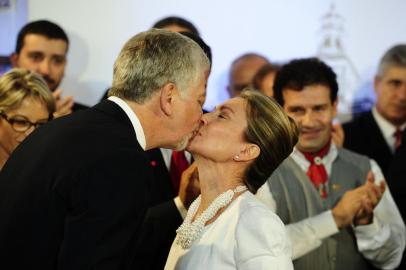  

Porto Alegre - RS - Brasil - Posse de José Fortunati e seu secretariado.Na foto o prefeito empossado beija sua esposa Regina Becker. Foto:Mauro Vieira/Zero Hora.