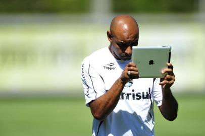  

PORTO ALEGRE, RS, BRASIL, 04/01/2013 - Primeiro Treino do Time do Grêmio em 2013, auxiliar técnico Emerson  (FOTO: DIEGO VARA / ZERO HORA)
Indexador: Diego Vara                      