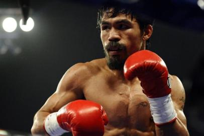  

Fenômeno midiático, com cachê por luta acima dos 20 milhões de dólares, o boxeador Manny Pacquiao pode se aposentar aos 34 anos de idade. Em entrevista à uma emissora das Filipinas, o neurologista Rustico Jiménez afirmou que o pugilista apresenta sinais do Mal de Parkinson, doença que afeta o cérebro e provoca dificuldade de coordenação motora ¿ Muhammad Ali possui a efermidade.

¿ Apesar dos reflexos rápidos, me dei conta que ele tem algum problema no movimento de suas mãos. Parece que apresenta sinais iniciais de Parkinson que refletem nas mãos do atleta - contou o médico.

Diante do diagnóstico inicial, que pode progredir rapidamente, Jiménez acredita que o melhor para Pacquiao seria abandonar os ringues o mais breve possível. Pac-man, como é chamado, tem oito títulos mundiais e organizações diferentes.

Na última luta, em dezembro, Pacquiao foi derrotado, em um nocaute espetacular, por Juan Manuel Márquez, na terceira luta entre eles. Um quarto confronto é especulado. Na Guarda