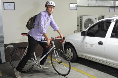 Marcelo Sgarbossa estaciona sua bicicleta no  estacionamento da câmara de Porto Alegre