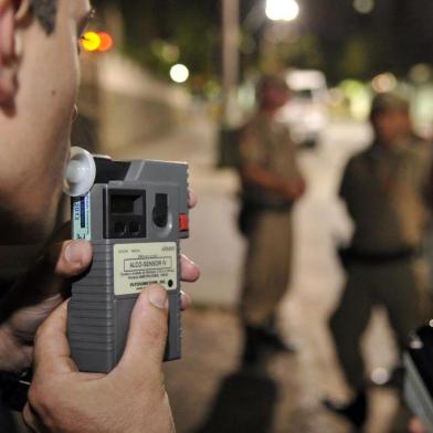  "A Notícia" acompanha durante uma madrugada uma barreira da Polícia Militar na avenida Getúlio Vargas, no centro de Joinville. Rapaz aceita fazer teste de bafômetroIndexador: Diorgenes Pandini