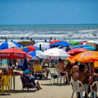 TRAMANDAI, RS, BRASIL, 13/01/13 - Movimento na praia de Tramandai, litoral norte.  (LIVIA STUMPF / DIARIO GAUCHO)
