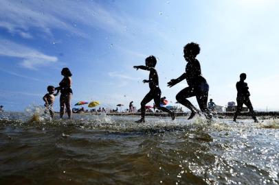  RS, BRASIL - 14/01/2013FOTO:RICARDO DUARTE /ZERO HORATemporada de Praia / crianças brincando na praia de Arroio do Sal,guarita 38