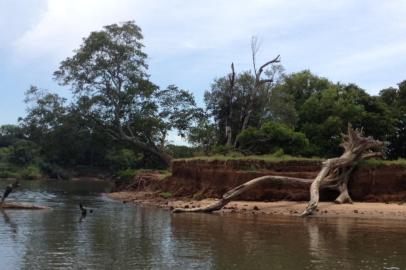 Com órgãos ambientais despreparados e desconhecedores do próprio terreno de atuação, o governo do Rio Grande do Sul hoje não tem controle sobre a forma como é realizada a mineração de areia no Rio Jacuí. É de lá que sai metade do volume utilizado na construção civil no Estado. O crime ambiental, constatado em série de reportagens, não é mais a pirataria, ou o roubo de areia, é pior, ocorre em áreas licenciadas e pode ser o responsável pelo sumiço de mais de 100 praias nas últimas décadas.