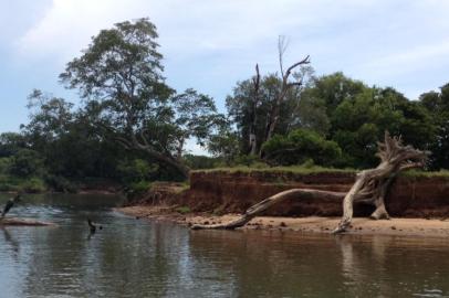 Com órgãos ambientais despreparados e desconhecedores do próprio terreno de atuação, o governo do Rio Grande do Sul hoje não tem controle sobre a forma como é realizada a mineração de areia no Rio Jacuí. É de lá que sai metade do volume utilizado na construção civil no Estado. O crime ambiental, constatado em série de reportagens, não é mais a pirataria, ou o roubo de areia, é pior, ocorre em áreas licenciadas e pode ser o responsável pelo sumiço de mais de 100 praias nas últimas décadas.