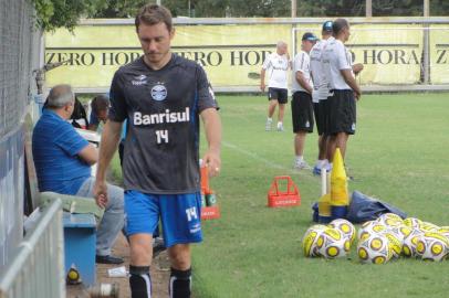 Treino Grêmio - Lateral Fábio Aurélio deixa atividade mais cedo