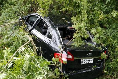 Polícia faz buscas a ladrões que assaltaram banco Banrisul em Barão. Na foto, carro usado no crime e  abandonado pelos assaltantes.