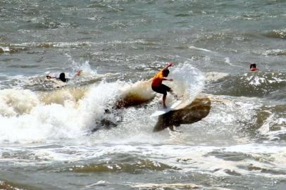 Após dias de mar verde no litoral norte, água volta a ficar escura