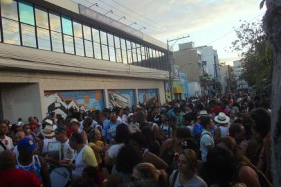 "Folia de Rua" leva multidão às ruas da Cidade Baixa