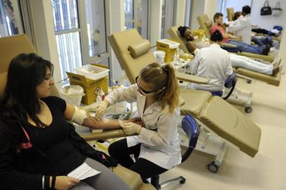  

PORTO ALEGRE, RS, BRASIL, 26.10.2012, 10:00 - Doação de Sangue, Morena dos Anjos, aluna  da UniRitter, doando sangue no Hemocentro - Foto: Emilio Pedroso - Zero Hora