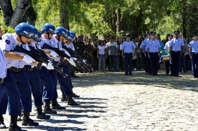  

Sepultamento no cemitério Sant Rita das vítimas da boate kiss-Honras militares para o militar Luis Carlos Lundin de Oliveira