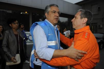  

Coletiva do ministro da Saúde Alexandre Padilha em Santa Maria- Ministro com oMajor Gerson Pereira, sub comandante dos bombeiros de Santa Maria