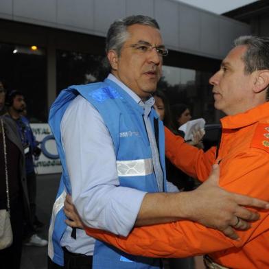  

Coletiva do ministro da Saúde Alexandre Padilha em Santa Maria- Ministro com oMajor Gerson Pereira, sub comandante dos bombeiros de Santa Maria