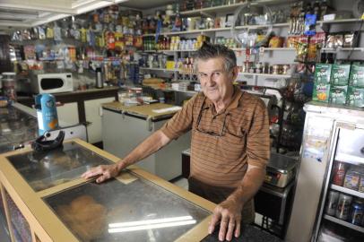  

Seu Kruger tem seu comercio a 46 ano em frente a antiga fabrica da Tigre na rua Ottokar Doerfel