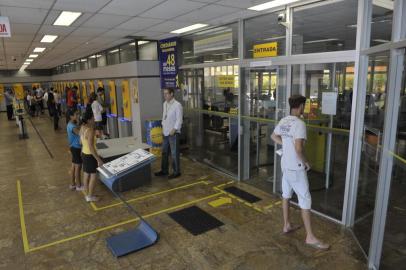  

Banco do Brasil fechado por conta da greve dos vigilantes bancários.