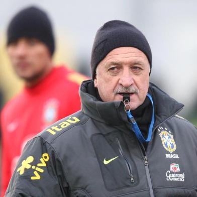  

Felipão durante o treino do Brasil em Londres, 05 de Fevereiro. MOWA SPORTS