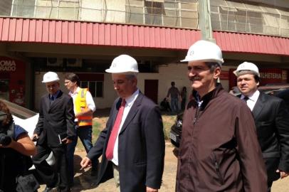 Ministro do Esporte Aldo Rebello visita as obras de reforma do Estádio Beira-Rio com o presidente do Inter Giovanni Luigi no dia 7 de fevereiro de 2013