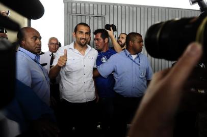  

Chegada do atacante Hermán Barcos no aeroporto Salgado Filho, nova contratação do Grêmio para 2013.