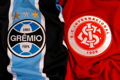 *** GreNal - Cynthia Vanzella  ***
Camisetas Inter e Grêmio para a capa do GreNal 100