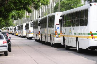 Os rodoviários em Porto Alegre realizam operação tartaruga desde as 7h desta terça-feira. Diversos ônibus trafegam nas vias com velocidade inferior a 30 km/h. O protesto causa transtornos no trânsito.
Na Avenida João Pessoa, era verificado uma longa fila de veículos coletivos desde o terminal da Bento Gonçalves até o centro da capital gaúcha. 