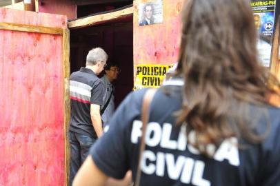  

Técnicos peritos da Polícia Civil do Distrito Federal já estão na boate Kiss, em Santa Maria, para escanear o interior do prédio da danceteria e fazer uma maquete virtual do local. A equipe do Distrito Federal chegou a Santa Maria nesta segunda-feira trazendo o equipamento.Por volta das 8h desta terça-feira, os técnicos entraram na boate acompanhados de policiais civis de Santa Maria. O objetivo da equipe é fotografar a parte externa do prédio e escanear a estrutura interna da boate.