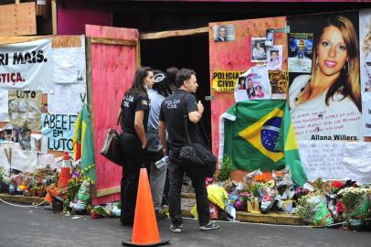  Técnicos peritos da Polícia Civil do Distrito Federal na boate Kiss, em Santa Maria, para escanear o interior do prédio da danceteria e fazer uma maquete virtual do local. Por volta das 8h desta terça-feira, os técnicos entraram na boate acompanhados de policiais civis de Santa Maria. O objetivo da equipe é fotografar a parte externa do prédio e escanear a estrutura interna da boate.A partir das imagens captadas pelo scanner, será possível montar a maquete que manterá o cenário da boate como ele ficou após o incêndio.