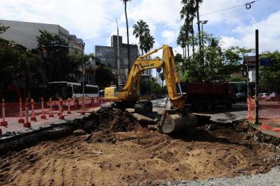  

PORTO ALEGRE, RS, BRASIL, 20.02.2013, 9:00 - Obras da BRT interrompem acesso da Fernandes Vieira para a esquerda na Oswaldo Aranha - Foto: Emilio Pedroso - Zero Hora