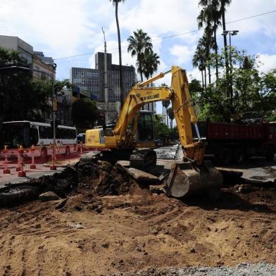  

PORTO ALEGRE, RS, BRASIL, 20.02.2013, 9:00 - Obras da BRT interrompem acesso da Fernandes Vieira para a esquerda na Oswaldo Aranha - Foto: Emilio Pedroso - Zero Hora