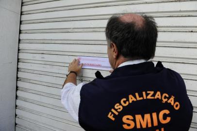  

A Secretaria Municipal da Produção, Indústria e Comércio (Smic) começou a visitar nesta sexta-feira as casas noturnas que ainda não apresentaram o plano de prevenção contra incêndio. O prazo estipulado pela prefeitura para entrega do documento se esgotou na tarde de quinta-feira, mas os estabelecimentos que entregarem após a data não serão punidos.