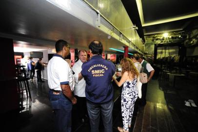  

A Secretaria Municipal da Produção, Indústria e Comércio (Smic) começou a visitar nesta sexta-feira as casas noturnas que ainda não apresentaram o plano de prevenção contra incêndio. O prazo estipulado pela prefeitura para entrega do documento se esgotou na tarde de quinta-feira, mas os estabelecimentos que entregarem após a data não serão punidos.