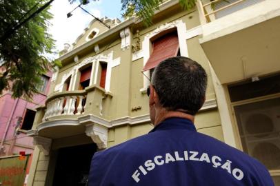  

PORTO ALEGRE,RS,22/02/2013 
FOTO:ADRIANA FRANCIOSI /ZERO HORA
 A Secretaria Municipal da Produção, Indústria e Comércio (Smic) começou a visitar nesta sexta-feira as casas noturnas que ainda não apresentaram o plano de prevenção contra incêndio. O prazo estipulado pela prefeitura para entrega do documento se esgotou na tarde de quinta-feira, mas os estabelecimentos que entregarem após a data não serão punidos.
Casa noturna Casa do Lado, na República