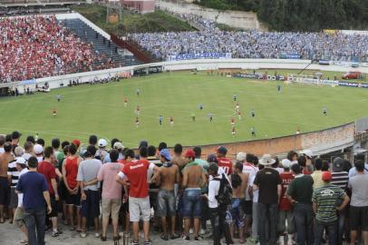  

CAXIAS DO SUL, RS, BARSIL  (24/02/2013) Gre-Nal Em Caxias do Sul. Torcedores gremistas e colorados assitem Gre-Nal de fora do estádio Centenário. (Roni Rigon?pioneiro)