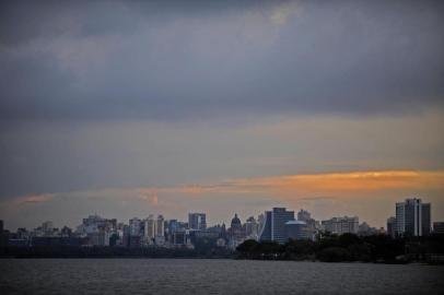  

PORTO ALEGRE, RS, BRASIL, 25/02/13
FOTO: BRUNO ALENCASTRO/ ZERO HORA
Amanhecer em Porto Alegre.
Indexador: Jefferson Botega                