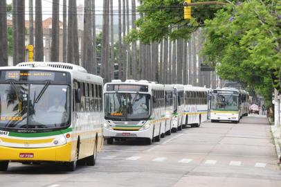 Os rodoviários em Porto Alegre realizam operação tartaruga desde as 7h desta terça-feira. Diversos ônibus trafegam nas vias com velocidade inferior a 30 km/h. O protesto que está previsto para se estender até as 10h causa transtornos no trânsito.