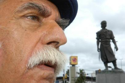 *** Paixão Cortes 01 > Genaro Joner ***Paixão Cortes em frente ao Monumento do Laçador