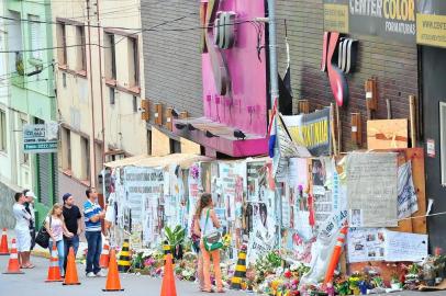  

Movimentação é grande em frente a boate Kiss em Santa Maria , muitas pessoas ainda deixam flores  e mansagens, mais de um mês depois tragédia. 

Fotos Jean Pimentel / Agência RBS