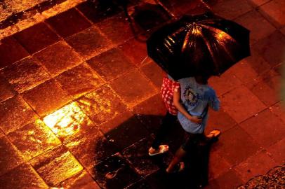  

PORTO ALEGRE-RS- BRASIL- 03/02/2013 118:00HS- Chuva no anoitecer em Porto Alegre .FOTO FERNANDO GOMES/ZERO HORA.