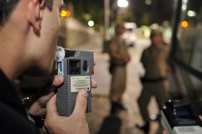  

"A Notícia" acompanha durante uma madrugada uma barreira da Polícia Militar na avenida Getúlio Vargas, no centro de Joinville. 
Rapaz aceita fazer teste de bafômetro
Indexador: Diorgenes Pandini