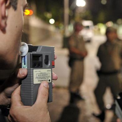  

"A Notícia" acompanha durante uma madrugada uma barreira da Polícia Militar na avenida Getúlio Vargas, no centro de Joinville. 
Rapaz aceita fazer teste de bafômetro
Indexador: Diorgenes Pandini